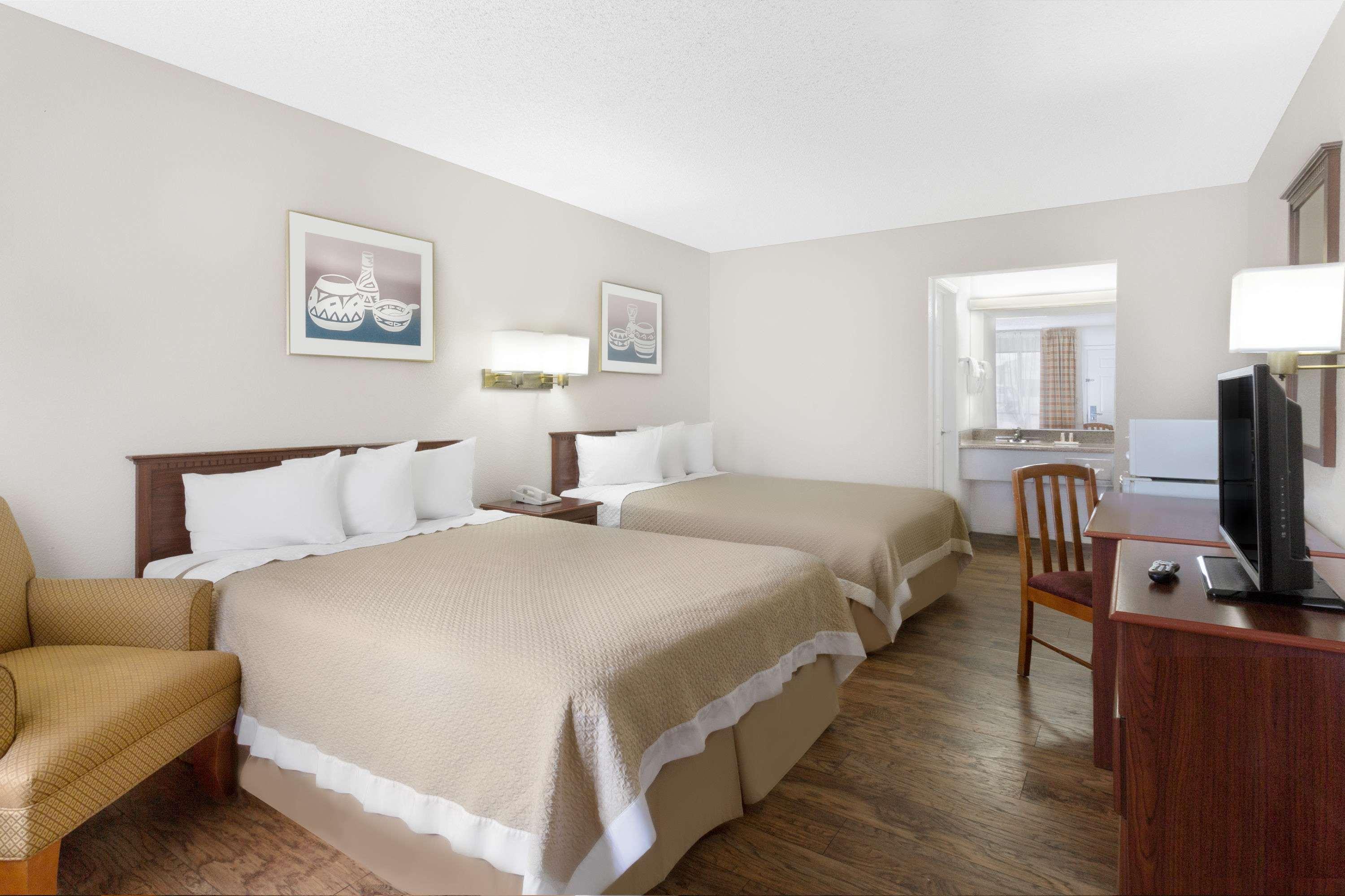Days Inn By Wyndham Kingman West Экстерьер фото