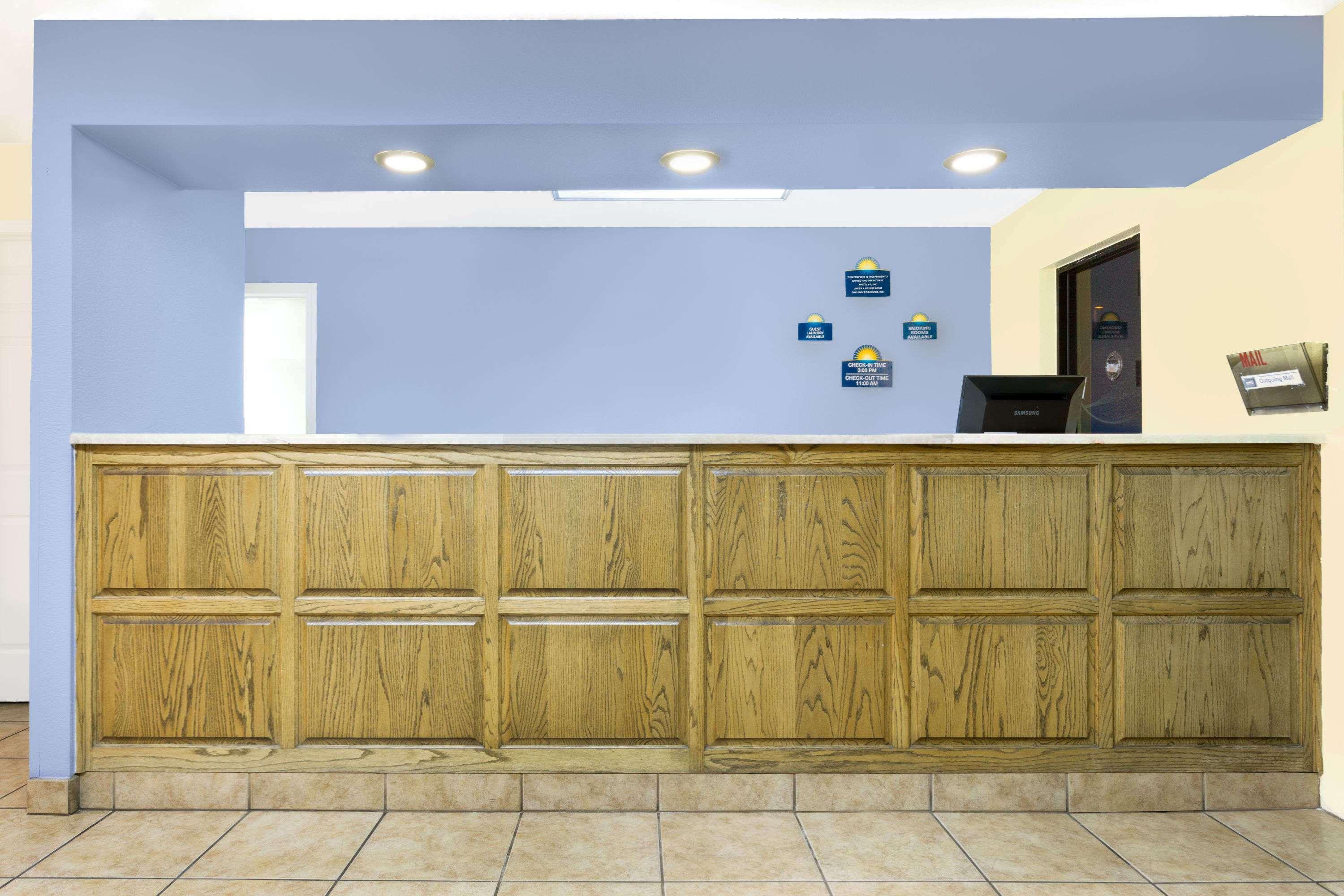 Days Inn By Wyndham Kingman West Экстерьер фото