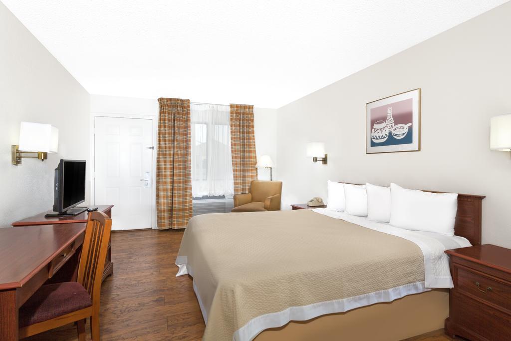 Days Inn By Wyndham Kingman West Экстерьер фото
