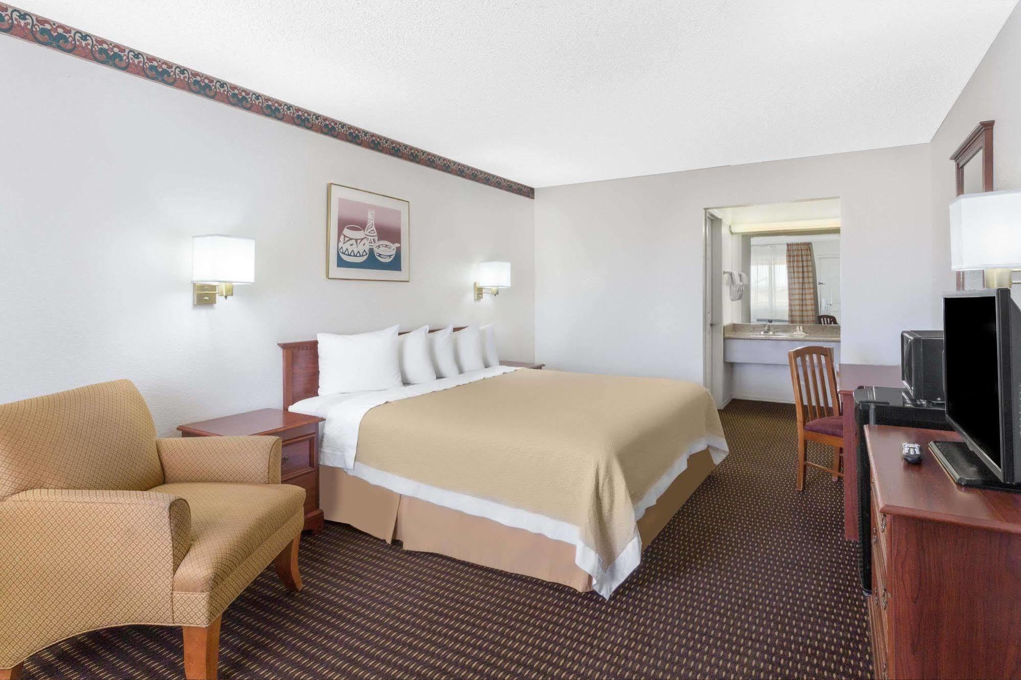 Days Inn By Wyndham Kingman West Экстерьер фото