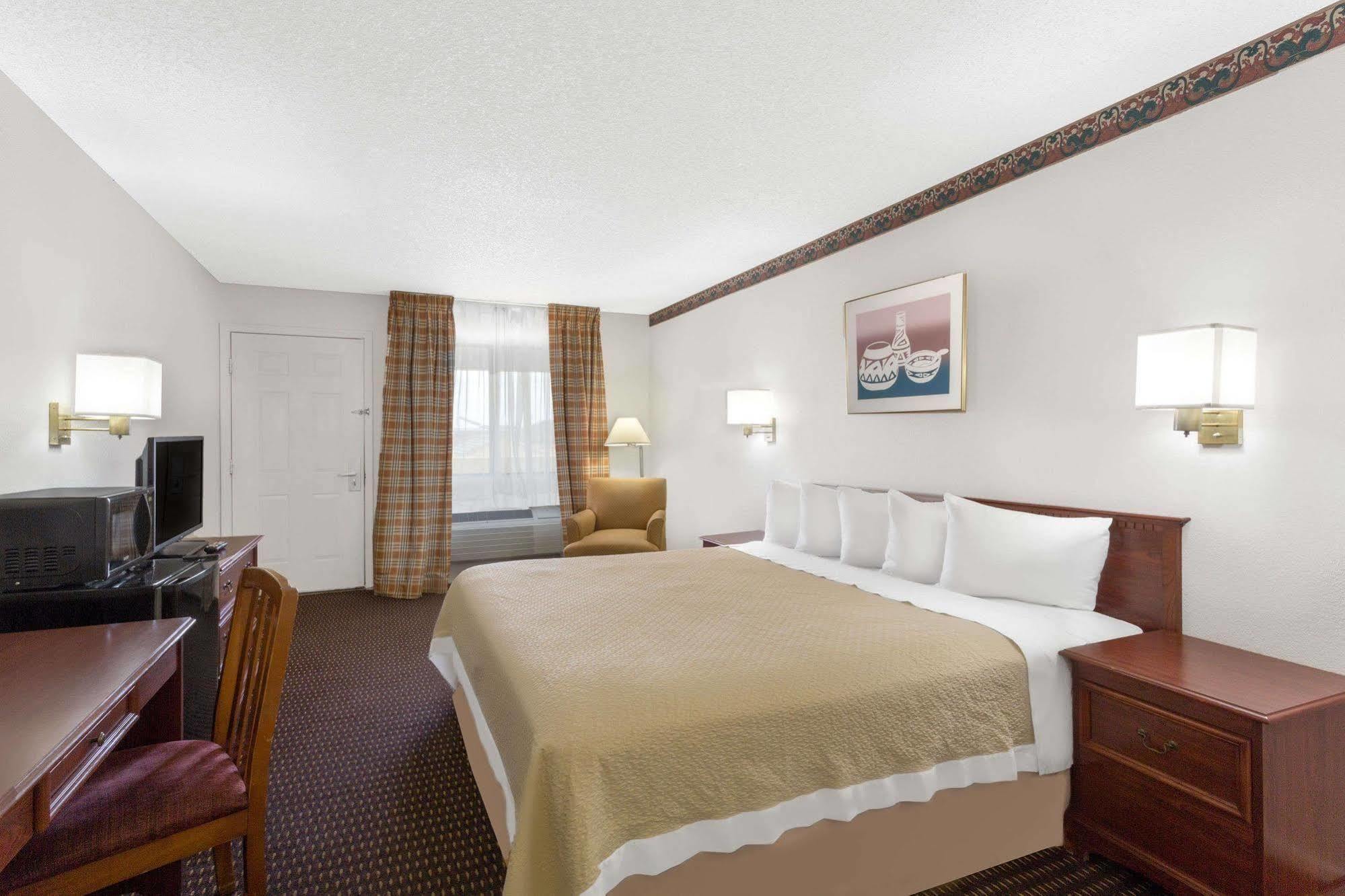 Days Inn By Wyndham Kingman West Экстерьер фото